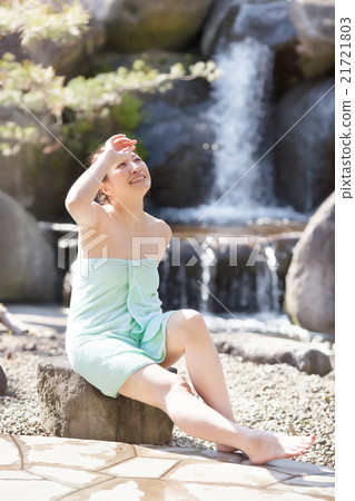 Middle women who relax in open-air bath 21721803