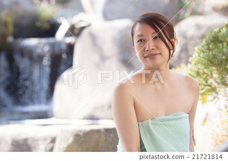 Middle women who relax in open-air bath Middle women who relax in open-air bath 21721814