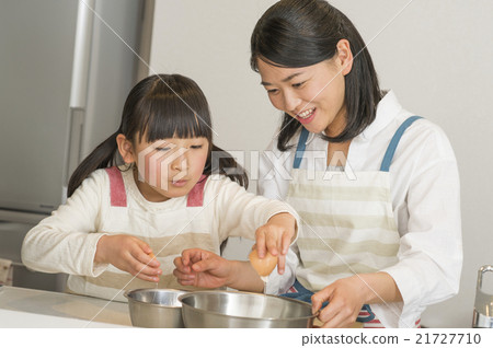 Parents and children making sweets 21727710