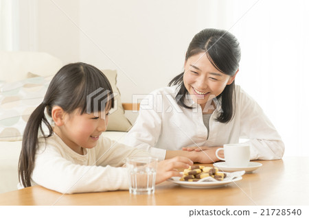 Parent and child eating cookies 21728540
