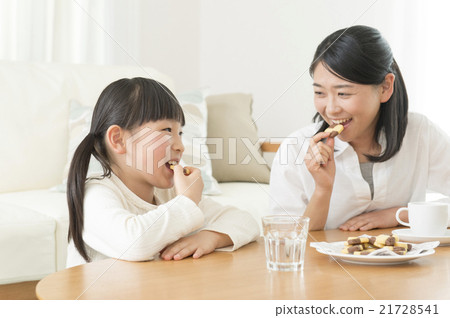 Parent and child eating cookies 21728541