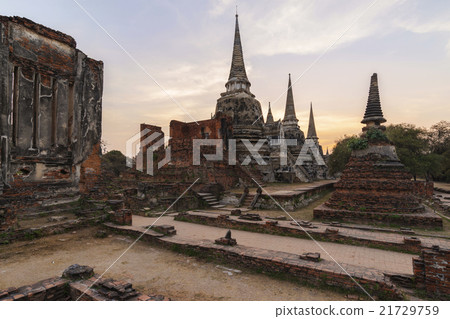 Sunset Phrasisanpeth temple in Ayutthaya Thailan Sunset Phrasisanpeth temple in Ayutthaya Thailan 21729759