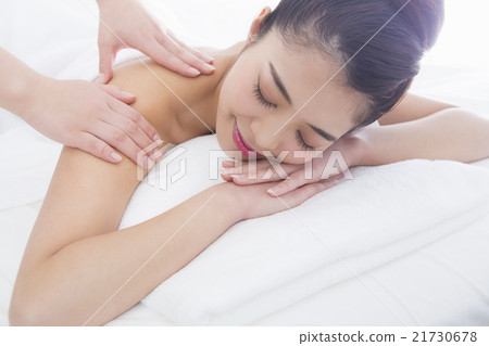 Women who receive esthetic Women who receive esthetic 21730678