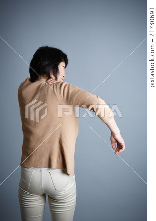 一個50多歲的女人肩膀僵硬 一個50多歲的女人肩膀僵硬 21730691