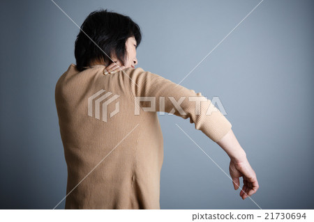 一個50多歲的女人肩膀僵硬 一個50多歲的女人肩膀僵硬 21730694