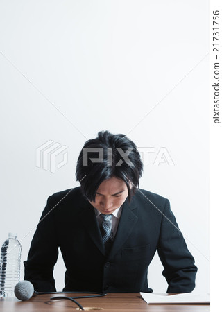 A man who lowers his head at a press conference 21731756