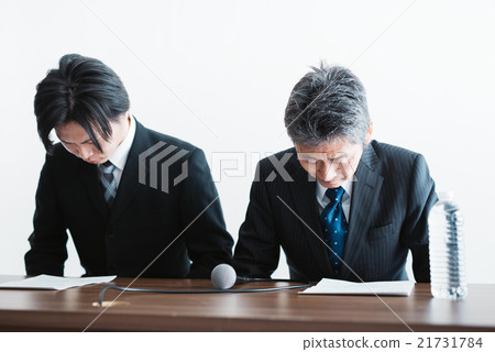 兩個低下頭的男人 21731784