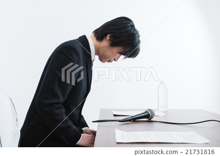 A man who apologizes for a moment 21731816