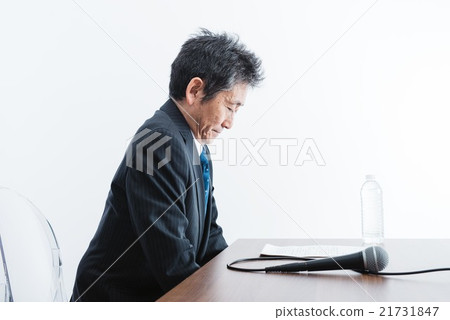 A man who apologizes for a moment 21731847