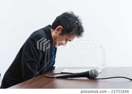A man who apologizes for a moment 21731848