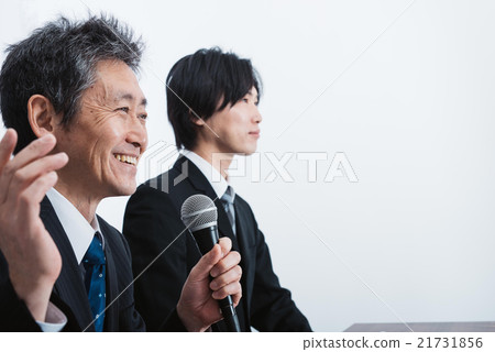 Two people at a press conference 21731856