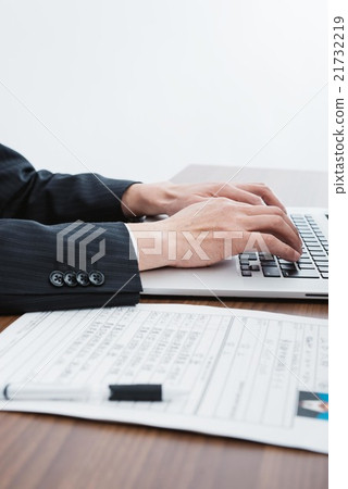 Interviewer's interviewer's hand Interviewer's interviewer's hand 21732219