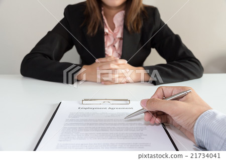 Businesswoman make a decision to sign the contract 21734041