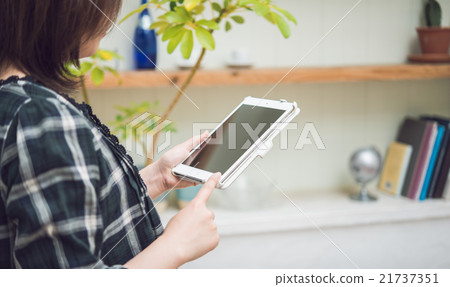 一個操作平板電腦的女人 21737351