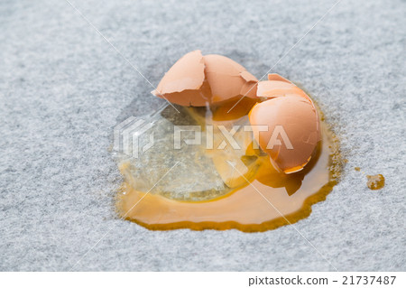 掉落的雞蛋在地板上 21737487