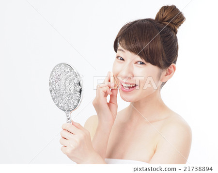 有秀麗手鏡和海綿的一名婦女 有秀麗手鏡和海綿的一名婦女 21738894