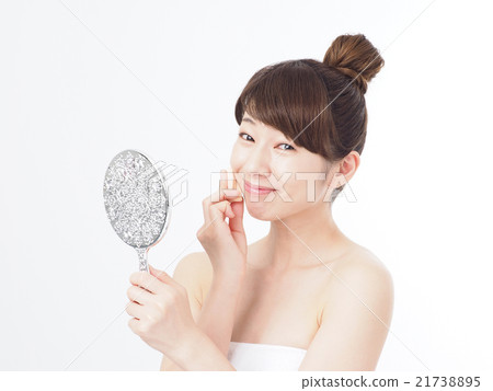 有秀麗手鏡和海綿的一名婦女 有秀麗手鏡和海綿的一名婦女 21738895