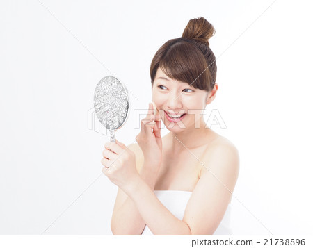 有秀麗手鏡和海綿的一名婦女 有秀麗手鏡和海綿的一名婦女 21738896
