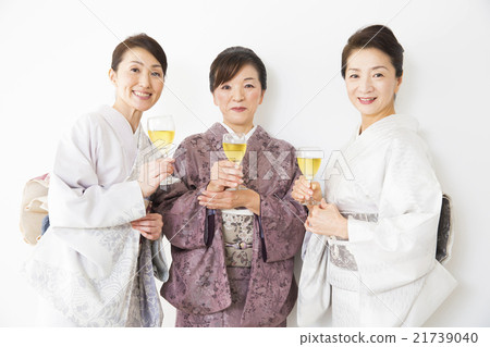 Middle women in kimono appearance Middle women in kimono appearance 21739040