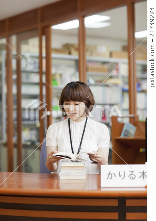 在圖書館工作的婦女 在圖書館工作的婦女 21739273