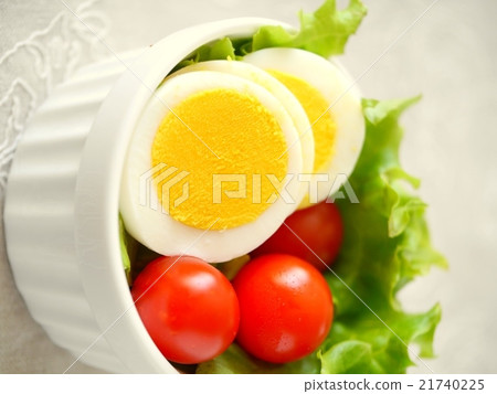 Boiled egg and tomato salad (high angle) 21740225