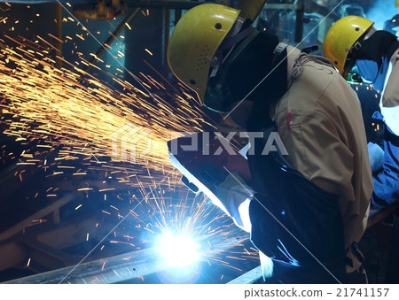 MIG welder uses torch to make sparks 21741157