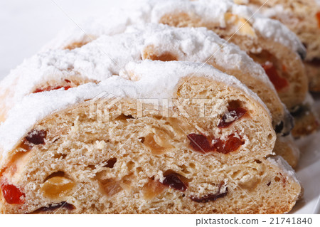 圖庫照片: fruit bread sliced macro on a white plate