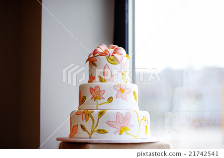 Delicious wedding cake 21742541