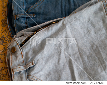 Jeans, shorts. 21742680