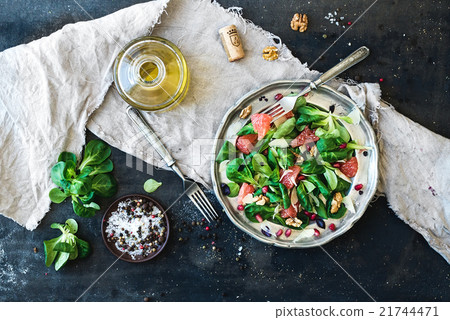 Spring salad with lamb's lettuce, grapefruit 21744471