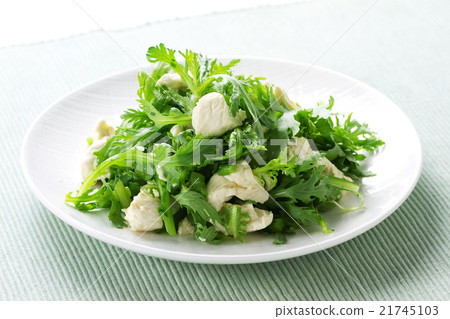 Japanese style salad with Japanese chrysanthemum and tofu 1 21745103