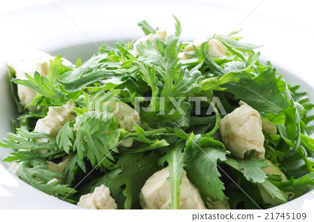 Japanese style salad with Japanese chrysanthemum and tofu 7 21745109
