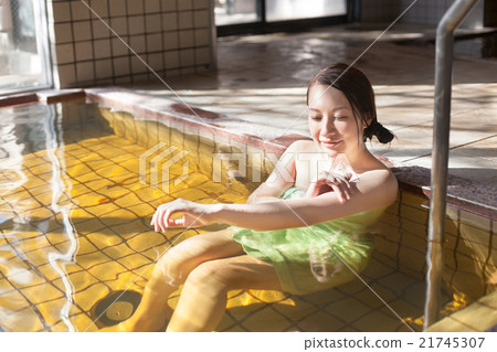 Middle women to relax at the hot springs Middle women to relax at the hot springs 21745307