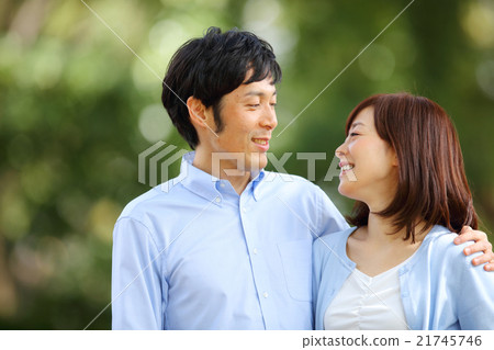 Middle couple green 21745746