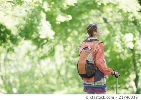後視圖的徒步旅行的女人 後視圖的徒步旅行的女人 21746039