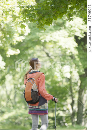 後視圖的徒步旅行的女人 後視圖的徒步旅行的女人 21746041
