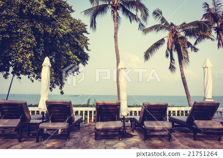 Beautiful luxury swimming pool Beautiful luxury swimming pool 21751264