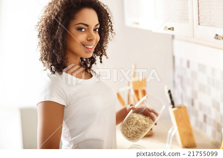 Cheerful girl cooking breakfast 21755099