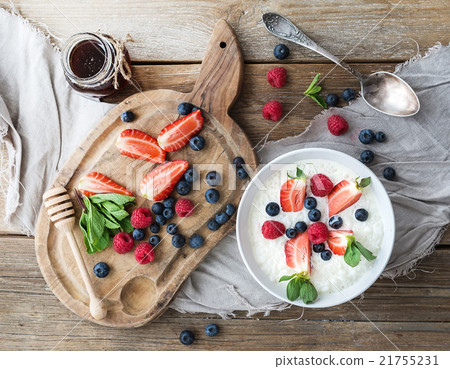 Healthy breakfast set. Rice cereal or porridge 21755231