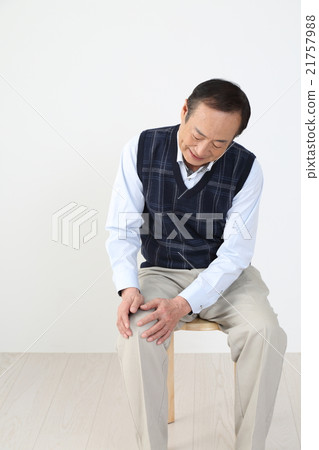 senior man with knee pain 21757988