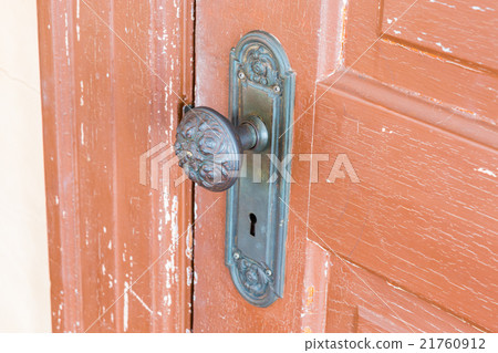 Traditional Door Knob on old wooden door 21760912
