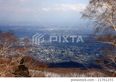 從Neopara山（Bagukuru高速公路方向）看到的早春的札幌市區 21761255