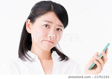 有拿著智能手機的一張困惑的面孔的一名婦女 21761283