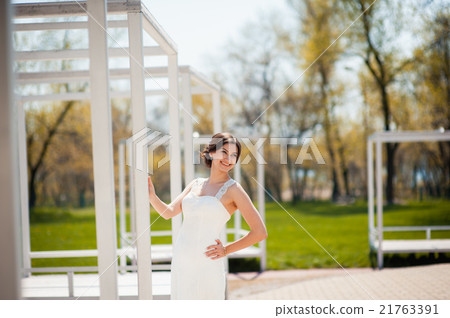 Beautiful young bride in luxury wedding dress Beautiful young bride in luxury wedding dress 21763391
