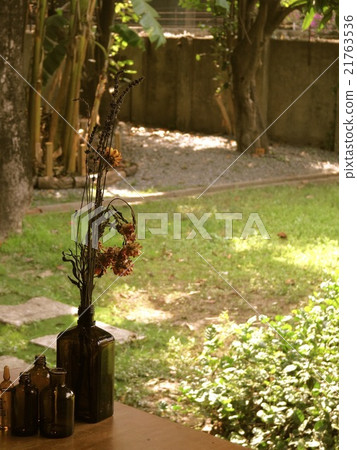 Sitting on the edge chair 21763536