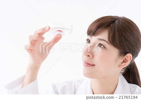 觀看在培養皿裡面的一位小姐 21765194