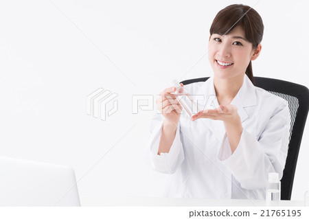 一件白色服裝的一位夫人與瓶 一件白色服裝的一位夫人與瓶 21765195