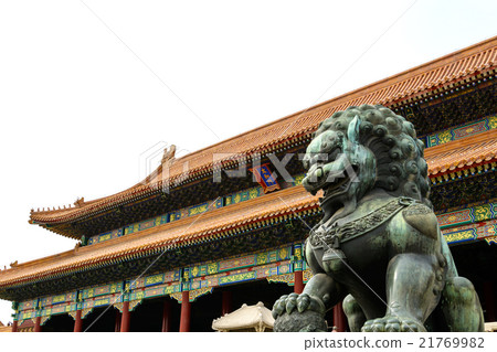 Copper lion in front of an ancient architecture Copper lion in front of an ancient architecture 21769982