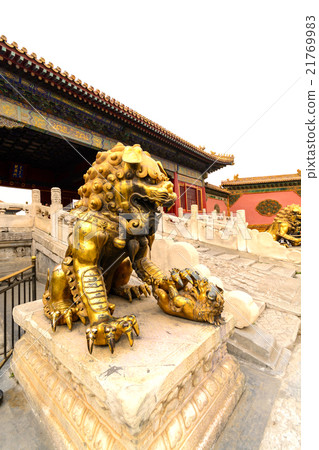 Copper lion in front of an ancient architecture Copper lion in front of an ancient architecture 21769983
