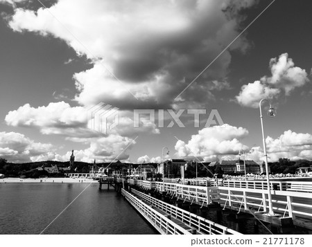 The longest wooden pier in Europe The longest wooden pier in Europe 21771178